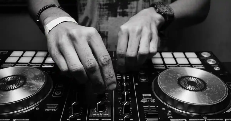 How to Choose Compatible Songs for DJ Mixing